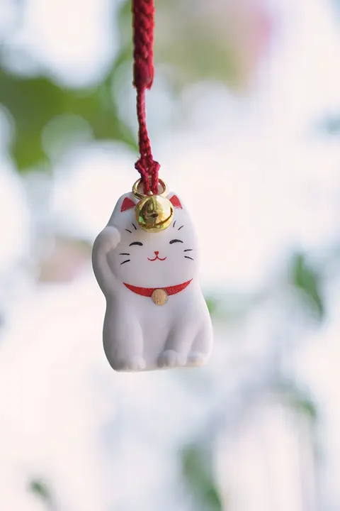 招き猫デザインの陶器製掛け飾り【幸運のお守り・スマホ用チャーム】