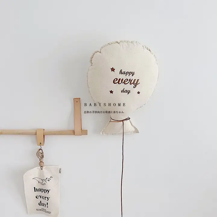 北欧風ベビー誕生日記念刺繍クッション【名前入り・バルーンデザイン】