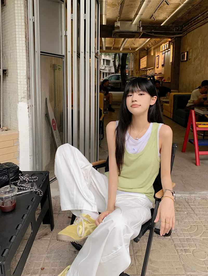 暑さを感じない 20代向けのファッション：おしゃれなバイカラー吊りテンプルトップスとハイウエストワイドパンツセット