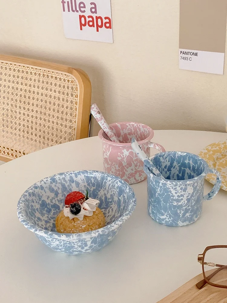 赤ちゃん用ブルーエナメル食器：こぼれないコップとしての安定性と安全な食事環境