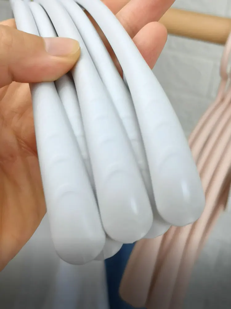 順  藝プラスチックハンガー：無痕・40cm・多機能で衣類整理を実現