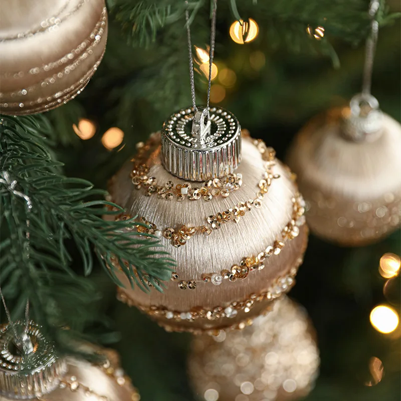シャンパンカラーのクリスマスボールセット：グリッターとフェザーが融合したオーナメントの実用性とシーン別適用