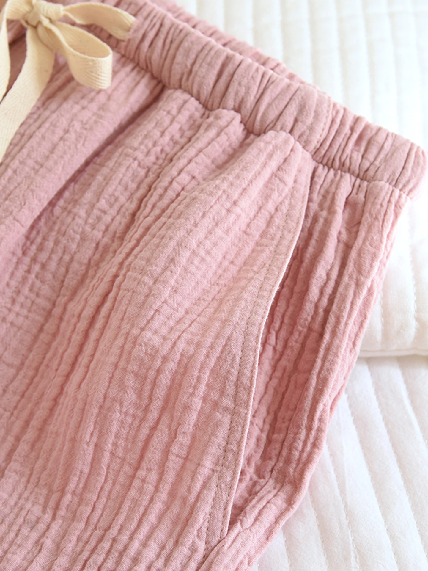 パンツインって何？本当にスカートと違うの？今こそ知るべき着こなしの本質とは