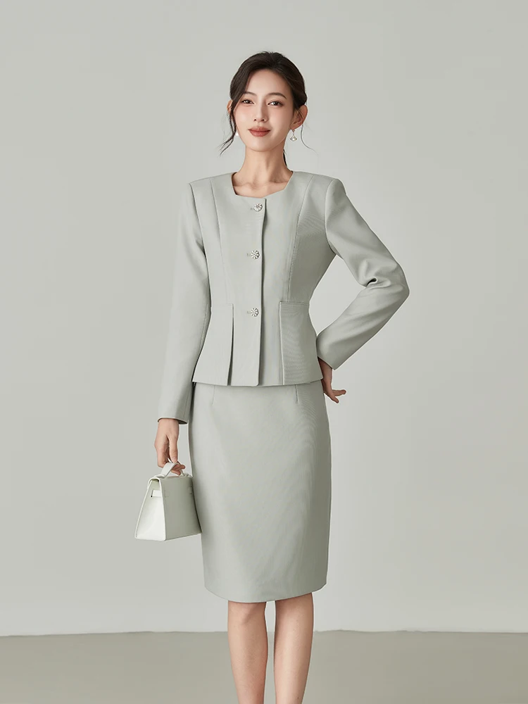 通勤スーツに悩む女性に、今こそ選ぶべき「小香風の上着とタイトスカート」は？