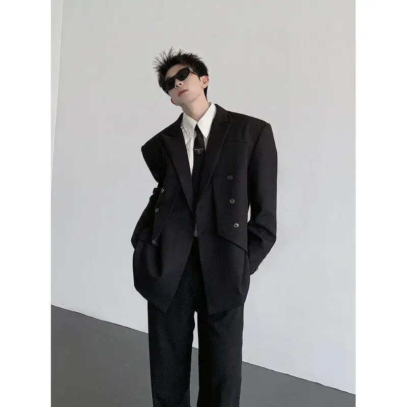 黒い洋服のファッションスタイルを実現する、肩パッド付きブラックジャケッ ト