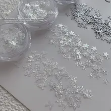 クリスマスデザインの雪花型ホワイトグリッター＆蝶々星型ネイルパーツ