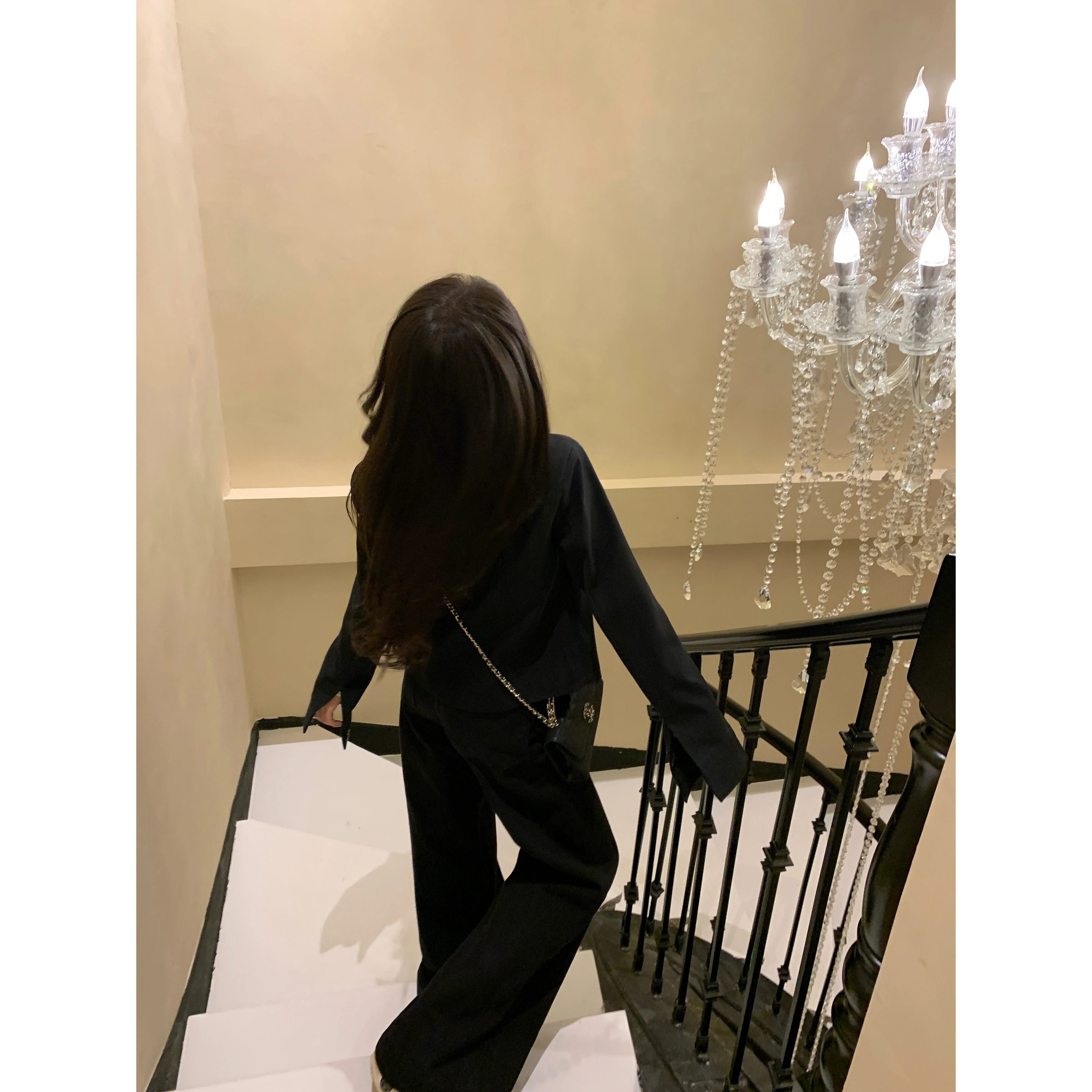 40代の女性が選ぶ、ダークブラウンから黒へと進化するデニムパンツは？