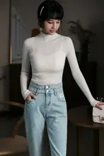上品なデザイン！ホワイトのハイネックニットトップス【極上の柔らかさ・ウール混】