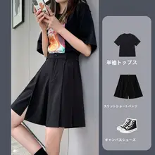 黒のワイドレッグショートパンツ【高腰・Aライン・スリットデザイン】