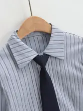 デザイン感ある学院風仕立てのストライプシャツ【フィット感・ロングスリーブ・リボン付き】