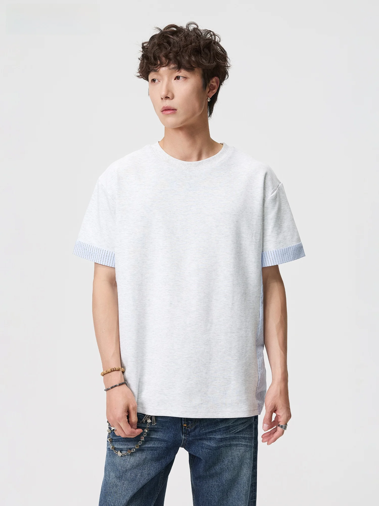 白と水色のバイカラーTシャツ：美式スタイルの夏用ゆったりデザイン