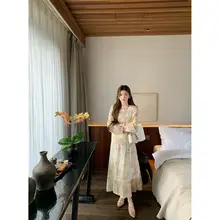 リゾートスタイルのフラワープリント長袖ブラウスとスカート【春用・女性用】（セットアップ対応）