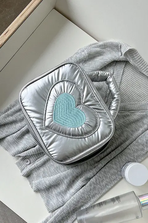 心型刺繍入り レディースハンドバッグ【光沢仕上げ・大容量・多機能収納】