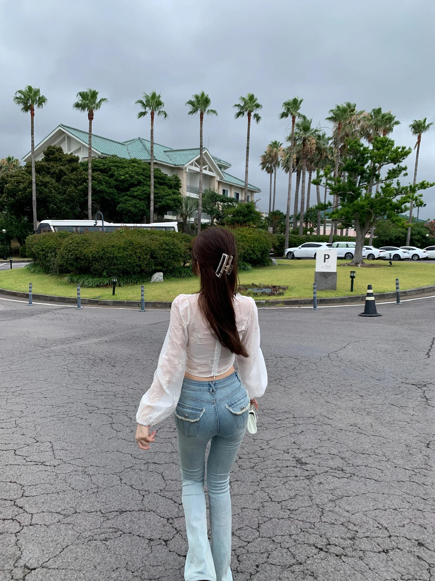 フリンジデニムパンツはどんな場面で着る？美脚デザインが話題の浅ブルーフレアパンツの選び方を解説