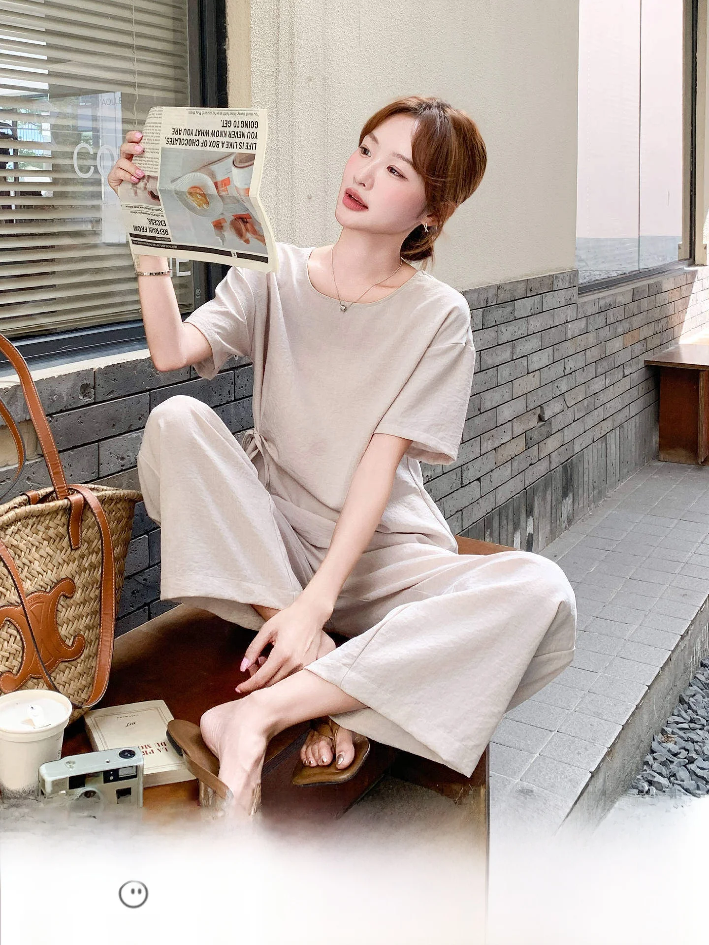 40代の夏旅行で軽い服を選ぶなら、このTシャツとストレートパンツの2点セットがおすすめ！