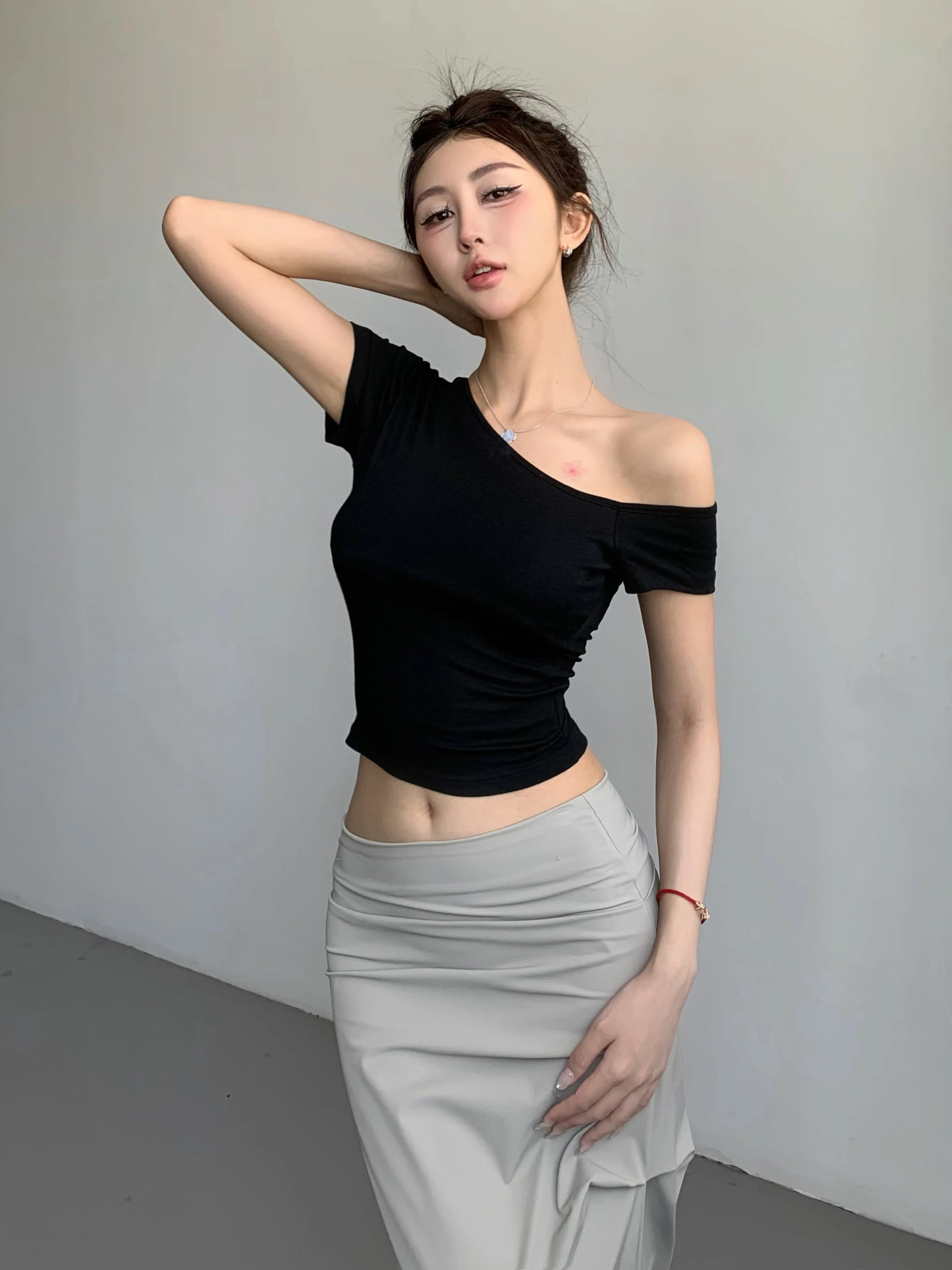大人可愛い服 50代コーデの完全ガイド｜斜め肩Tシャツで失敗しないスタイル