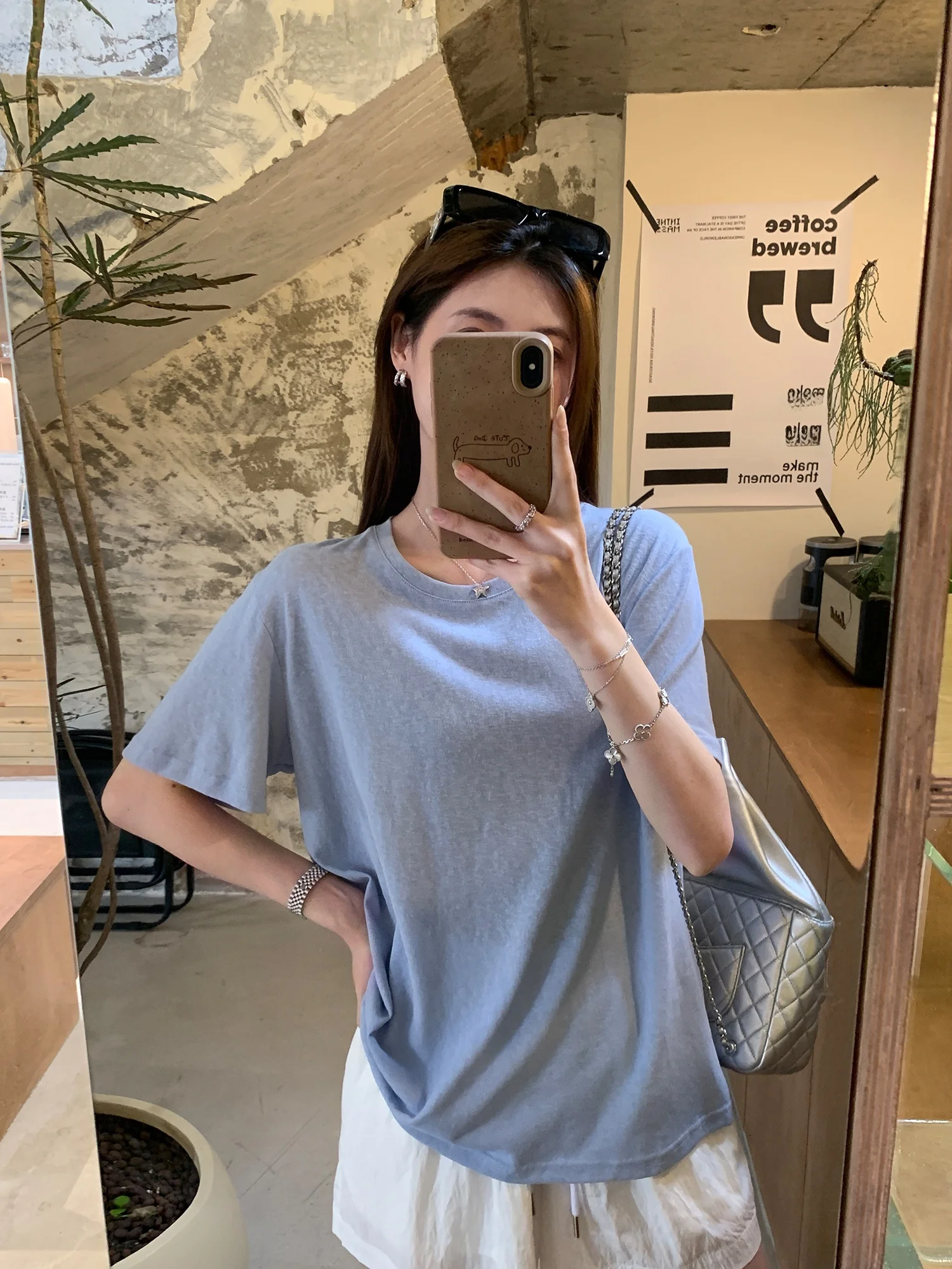 ハート刺繍のTシャツを選ぶべきタイミングは？通勤スタイルに最適な「ゆったりフィット」の選び方
