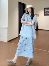 中長丈のゆったりした短袖Tシャツと美しいプリーツスカートのコーディネート（セットアップ対応）