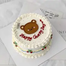 可愛い陶製小熊の誕生日ケーキ飾り【手描き・丸型・バルーンデザイン】