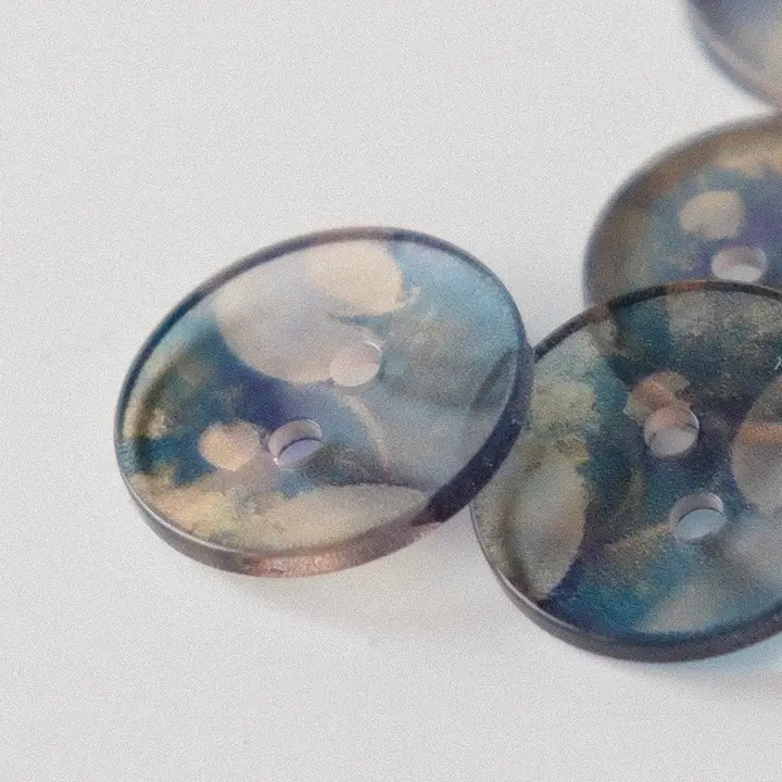 透明感のある青いインクデザインのボタン【英国製・直径18mm】
