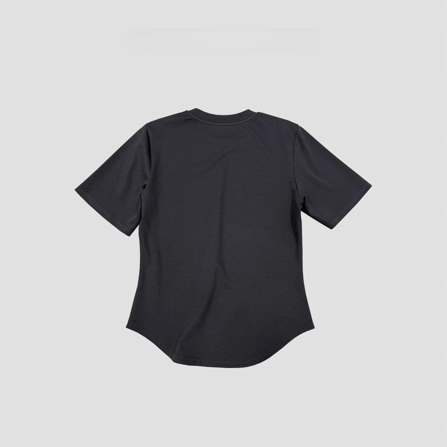 半袖Tシャツ：エレガントなシンプルデザインで快適な夏を実現