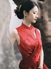 洗練されたデザインの赤い改良型チャイナドレス【結婚式・披露宴用】（セットアップ対応）