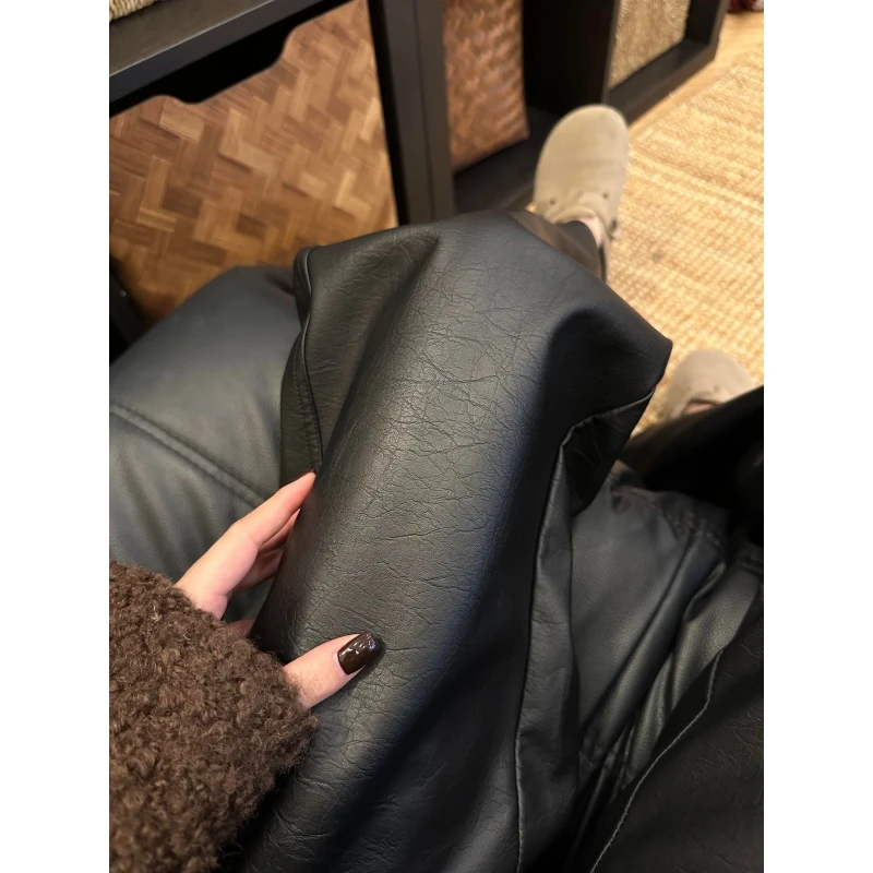 合成皮革とリアルレザーの選択で迷うなら、今こそ高腰フレア PUレザーパンツに出会うべき？