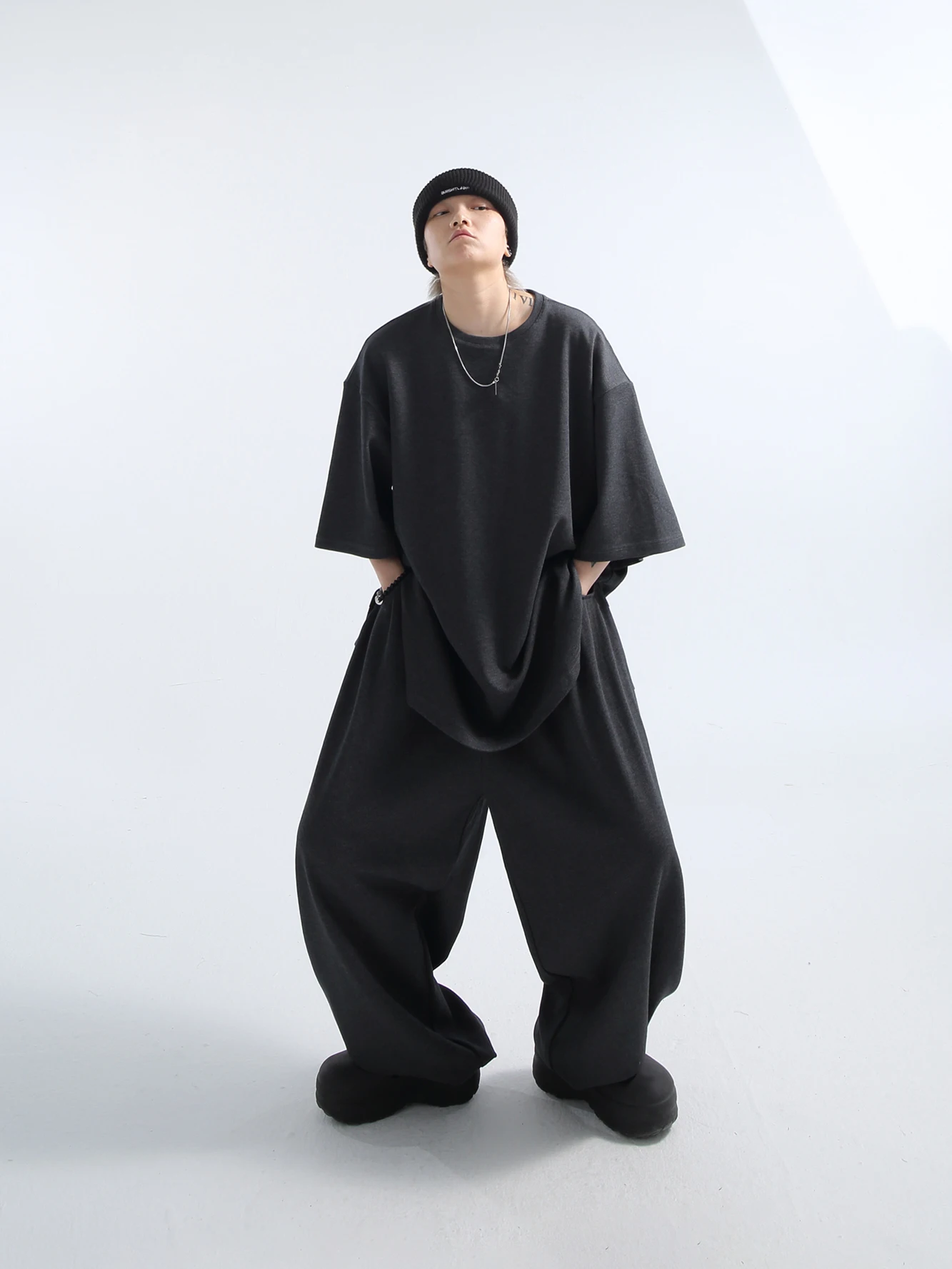 オーバーサイズTシャツとワイドレッグパンツのセットアップ：Genderneutralのビッグシルエットスタイルとは