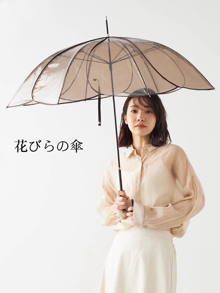 雨の日でも崩れにくいきれいめ素材は、実は「透明な長柄傘」に隠れている？