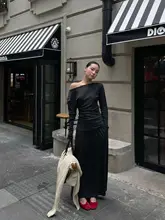 シンプルなAラインスカートとカジュアルな長袖Tシャツの女性用コーディネート（セットアップ対応）