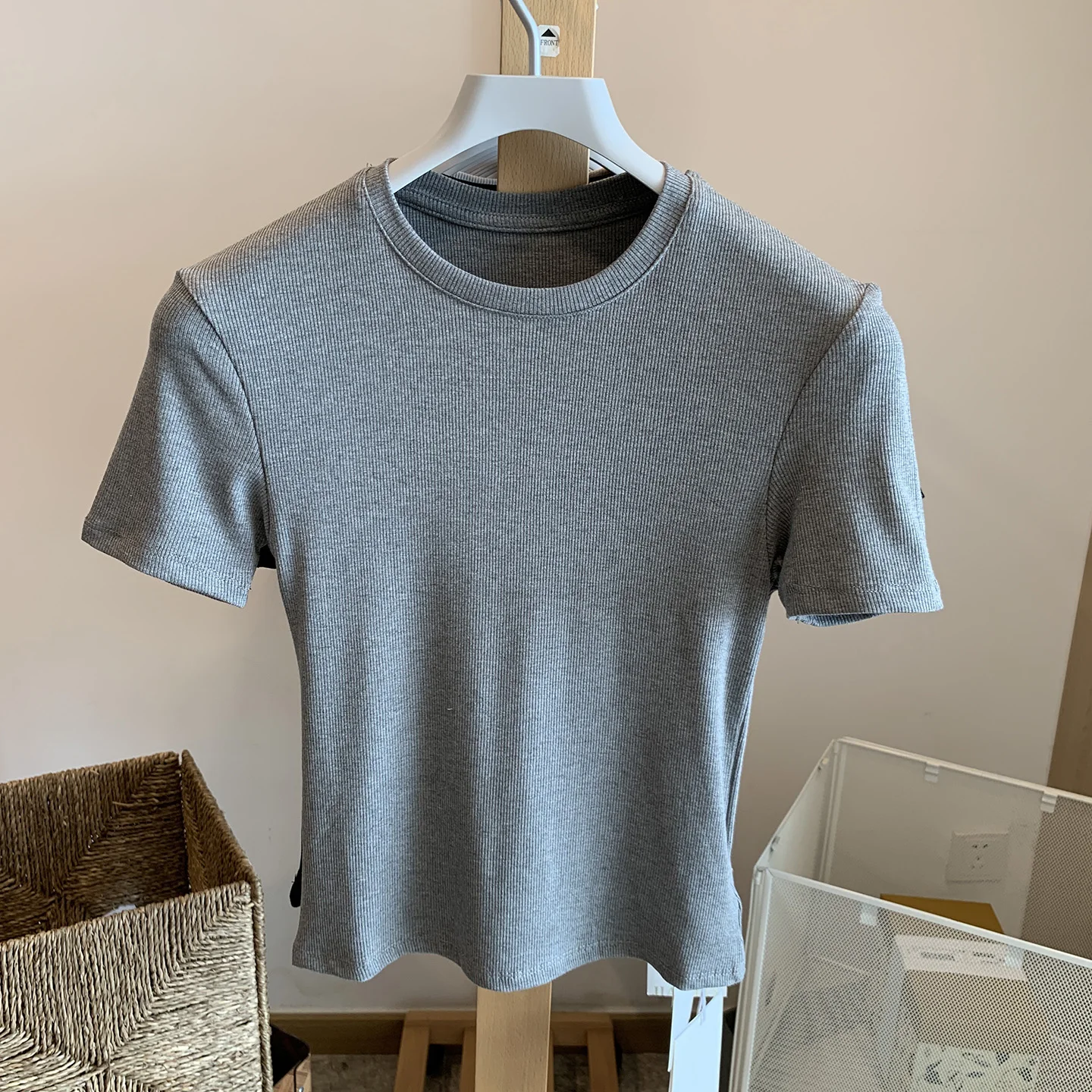 リブ編みラウンドネックショートスリーブTシャツの素材と通気性は？