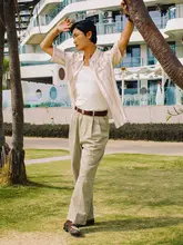 カジュアルなデザインのカーキ色ストレートパンツ【軽量・中高腰・男性用】