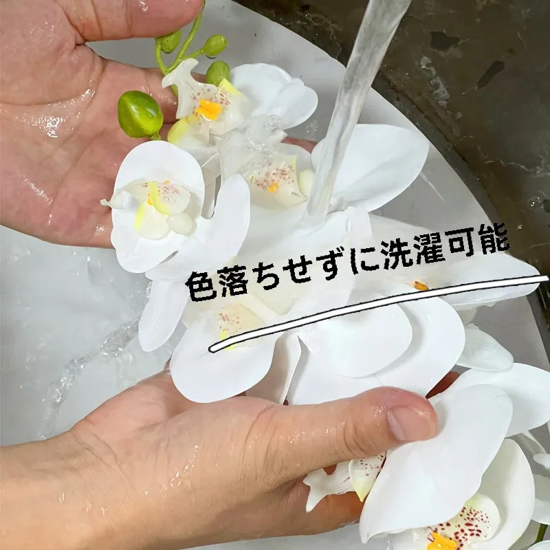 スタイリッシュな黒いガラス花瓶：フェイクフラワーの装飾効果と実用性の検証