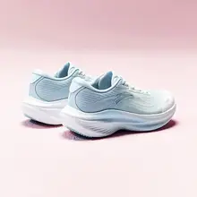 軽量で通気性抜群！厚底のレディースランニングシューズ【デザイン・快適な履き心地】