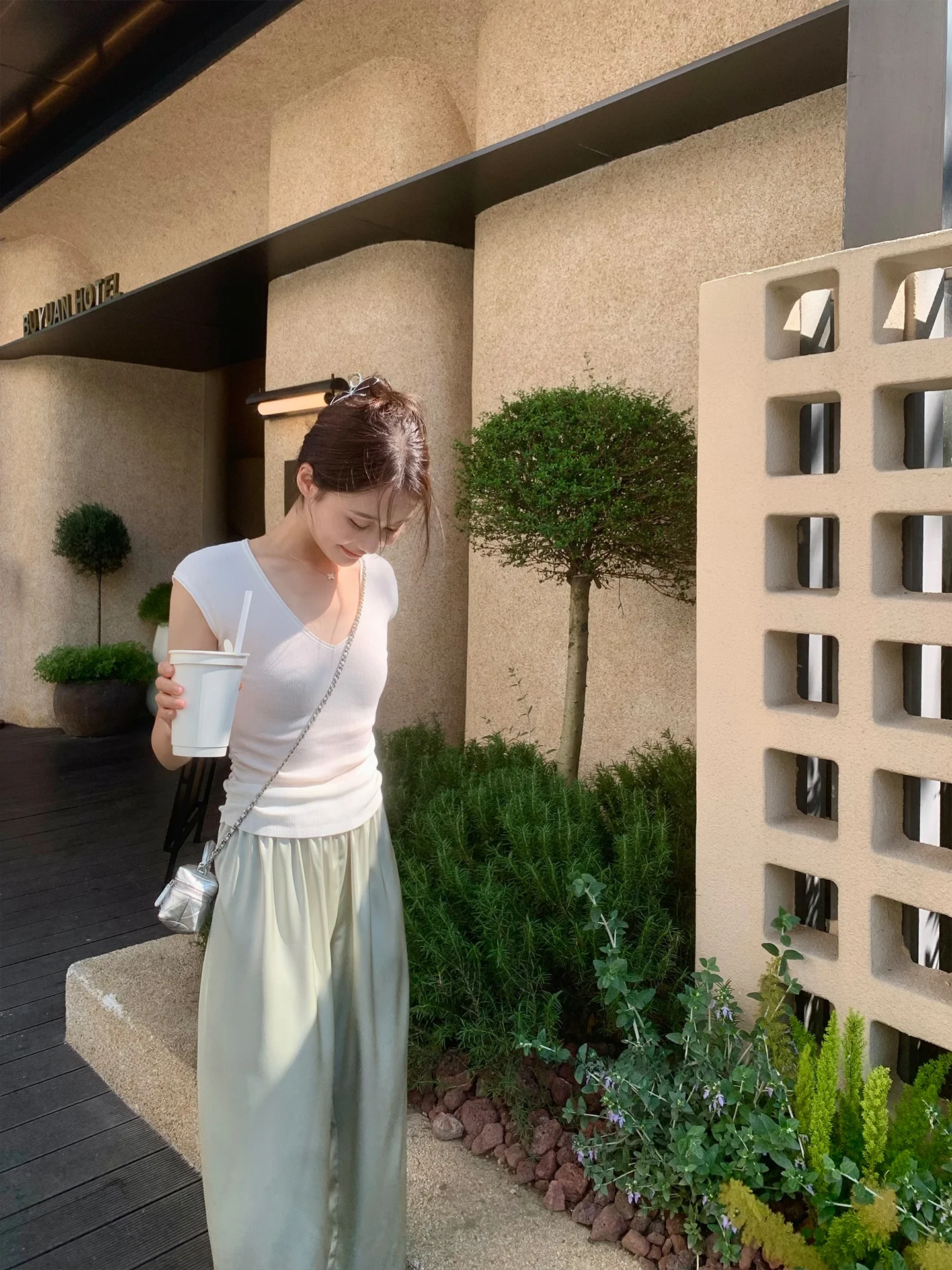 サテンイージーパンツ：高腰直筒設計で快適な日常着用を実現
