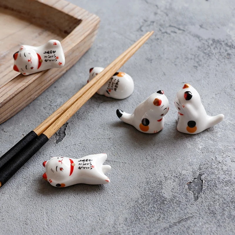 かわいい猫デザイン 陶器製箸置き：お正月に手作りで家族に贈る伝統的で実用的な卓上装飾