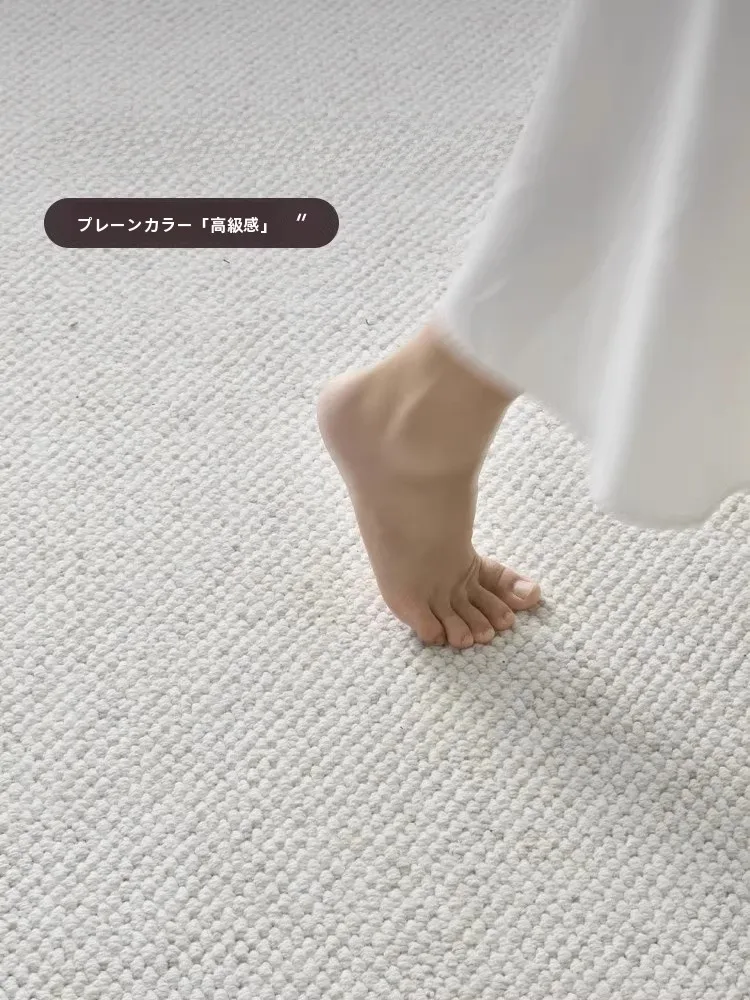 高級感のある羊毛製ラグ：軽量・防水・汚れにくい特性と実際の使用シーン