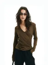 Vネック堆積感デザインの二重層天絲長袖Tシャツ