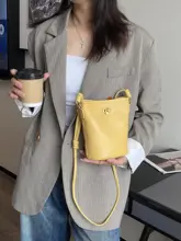 エレガントなデザインの女性用ショルダーバッグ【通勤・斜め掛け・小型】