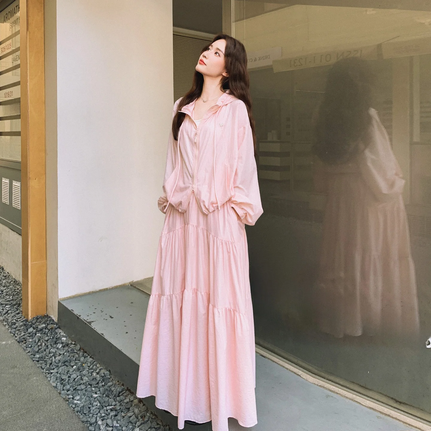 気温15度から3度の差に合う服は？軽量で柔らかいパーカーとスカートのセットアップが解決する理由