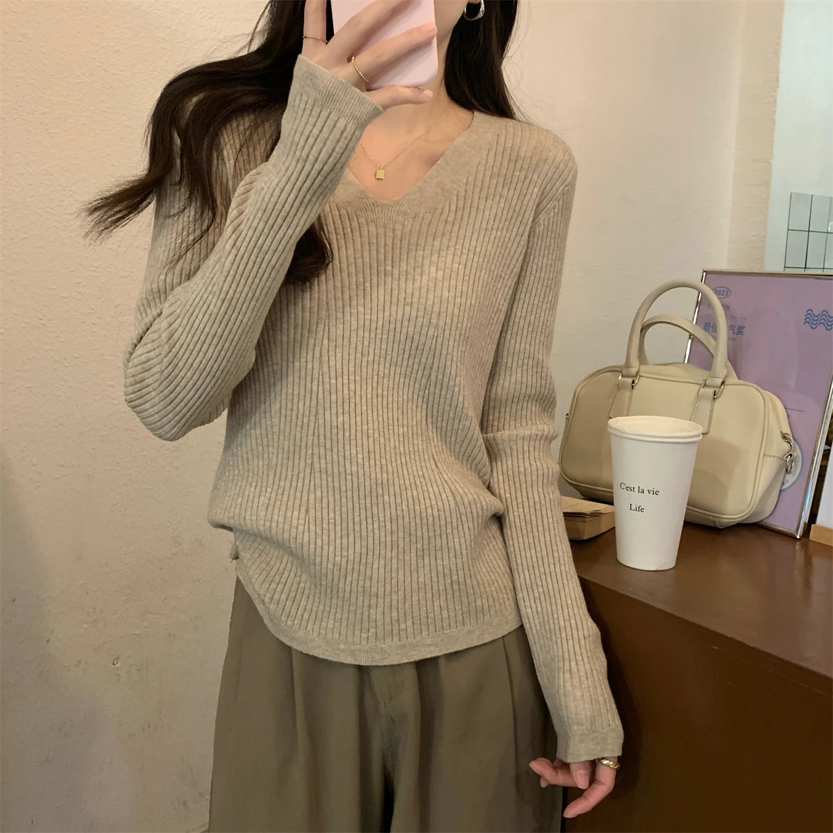 ニットカーディガン コーデの完全ガイド：Vネック・スリムフィットで失敗しない着こなし