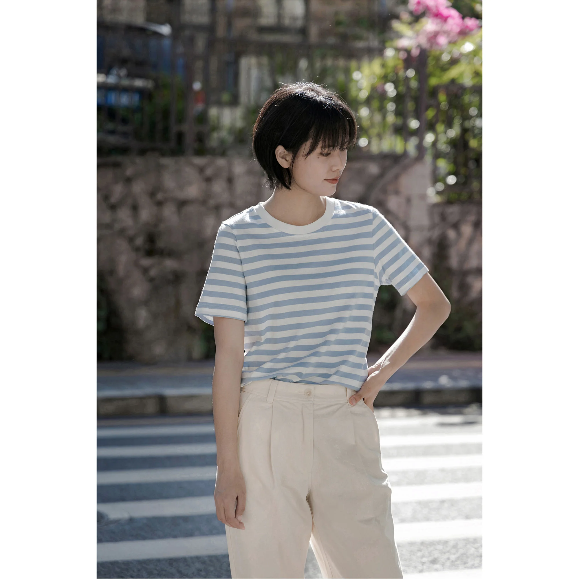 大人可愛いの本質とは？青と白ストライプTシャツで解くスタイルのバランス