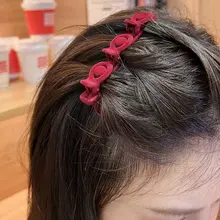 赤色の新年用 編み込みヘアクリップ【植毛仕上げ・サイドボリューム・ダックビルスタイル】（セットアップ対応）