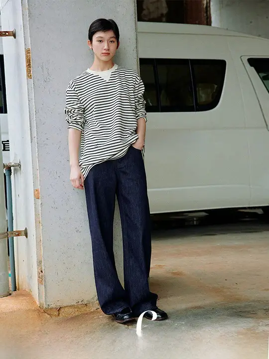 したシルエットのストレートデニムパンツ【静謐なネイビーブルー・カジュアル】