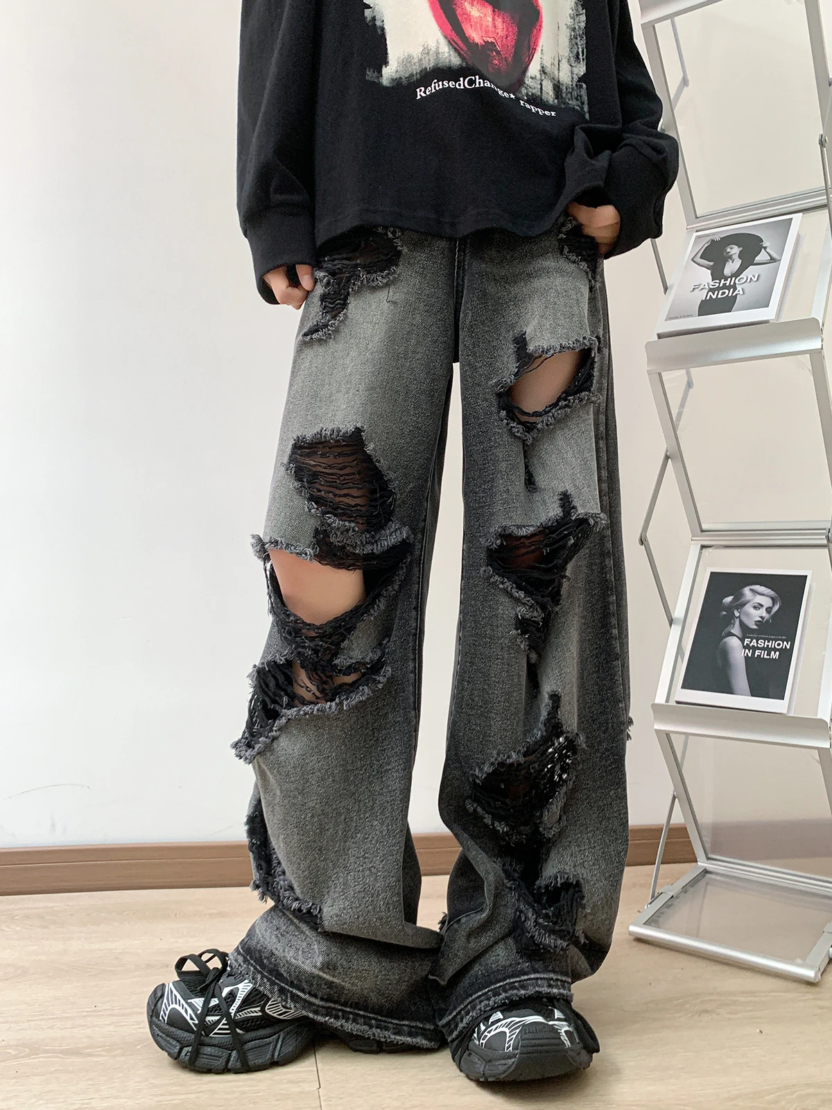 ストリートスタイルデザインのアシンメトリー破れデニムパンツ【ゆったりシルエット・夏用・ウォッシュ加工】