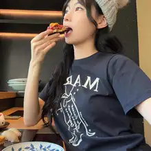 カジュアルな犬のプリント柄コットンTシャツ【ゆったりフィット・ラウンドネック・女性用】