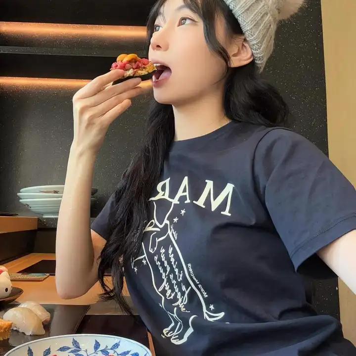 カジュアルな犬のプリント柄コットンTシャツ【ゆったりフィット・ラウンドネック・女性用】