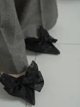 美しいデザインのリボン付きドット柄ローヒールパンプス