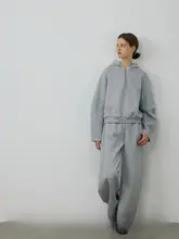 半拉链弯袖トップスとワイドパンツの組み合わせ（セットアップ対応）