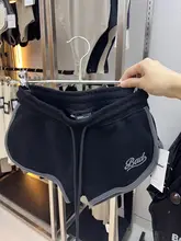 女性用 暖色系刺繍ロゴ入りショートパンツ【開 slit デザイン・快適なカジュアルスタイル・夏用】（セットアップ対応）